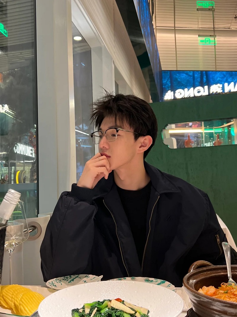 Mái tóc rối nhẹ và nụ cười baby cực cuốn