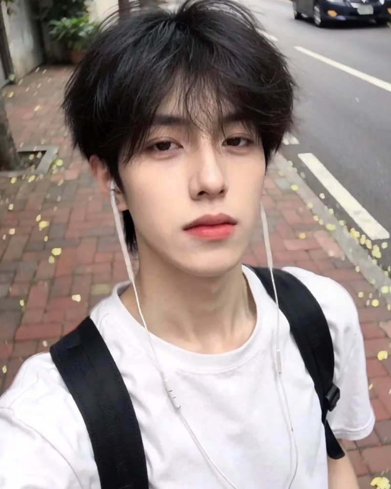 Outfit trắng tinh khôi, visual học trò 2k7 