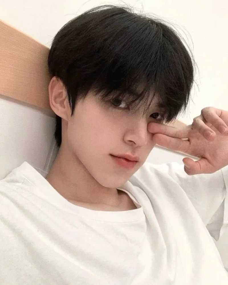 Ảnh trai đẹp 2k7 cực phẩm với outfit trắng đen