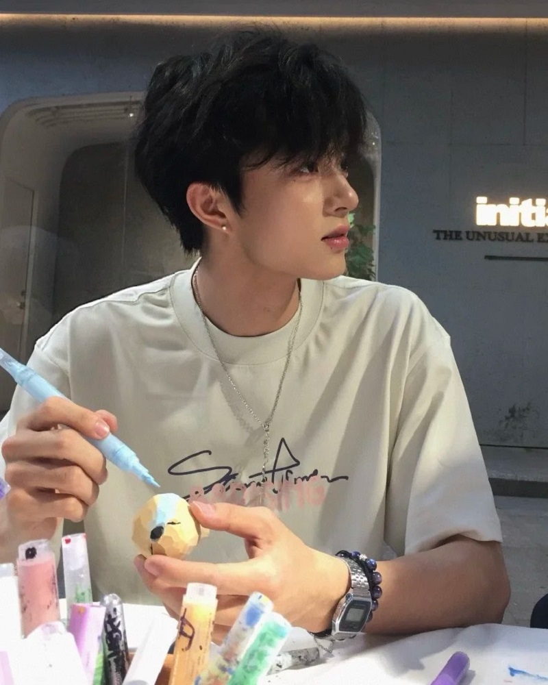 Gương mặt hiền lành, thần thái thư sinh 2k7