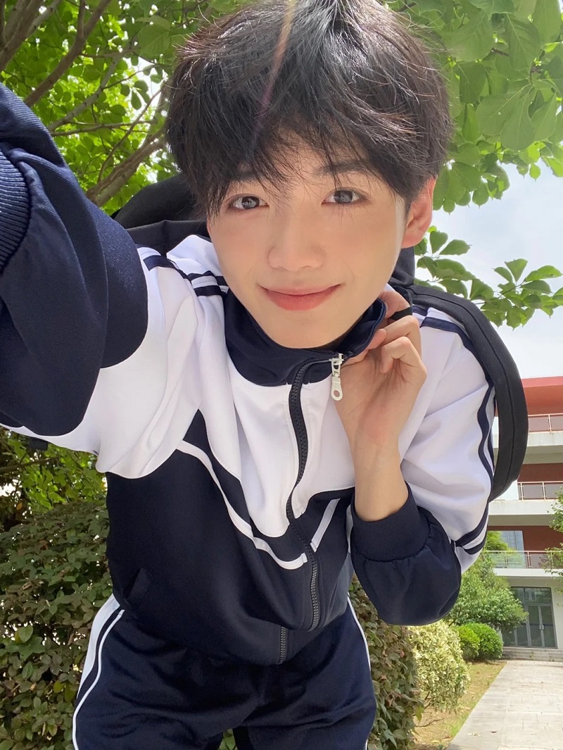 Trai 2k7 mặc đồng phục, nụ cười tỏa nắng 🎒