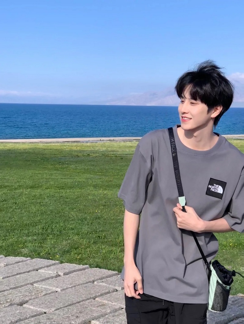 Vẻ đẹp học đường pha chút lãng tử của hot boy 2k7 🌾