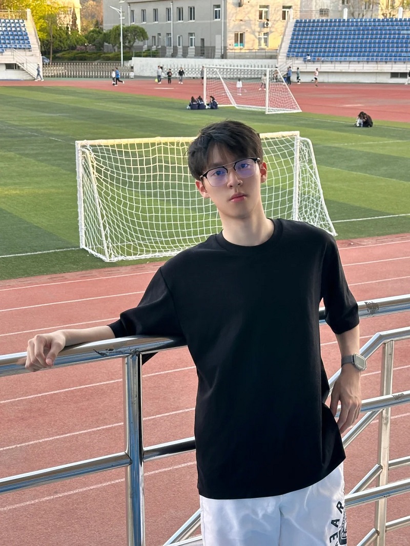 Nụ cười sáng giữa khung trời vàng 🌞