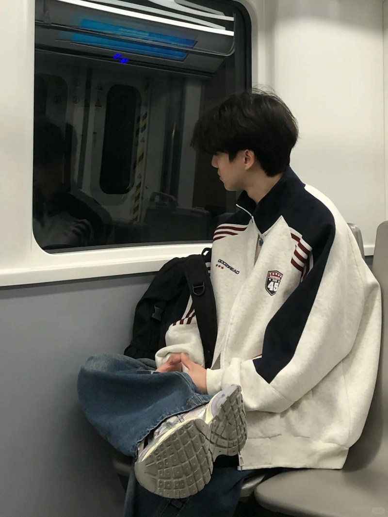 Tấm gương phản chiếu một chàng trai đẹp chuẩn 2k7 🔥