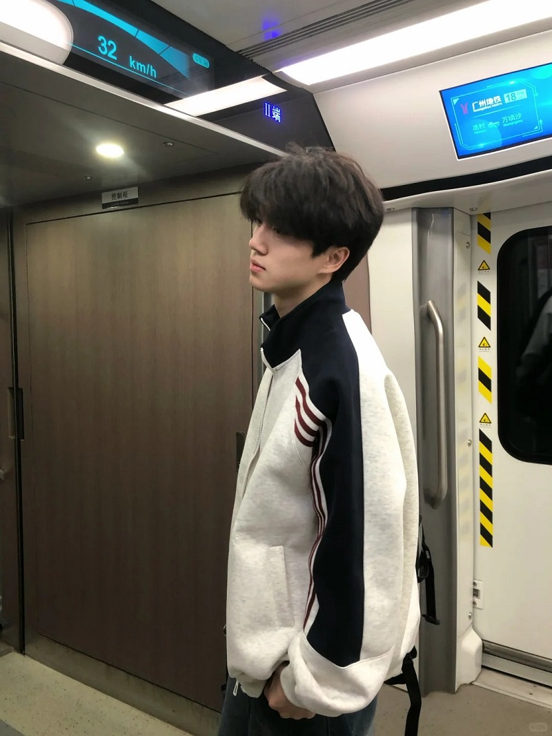 Ánh nhìn dịu dàng, mang vibe tuổi học trò 💫