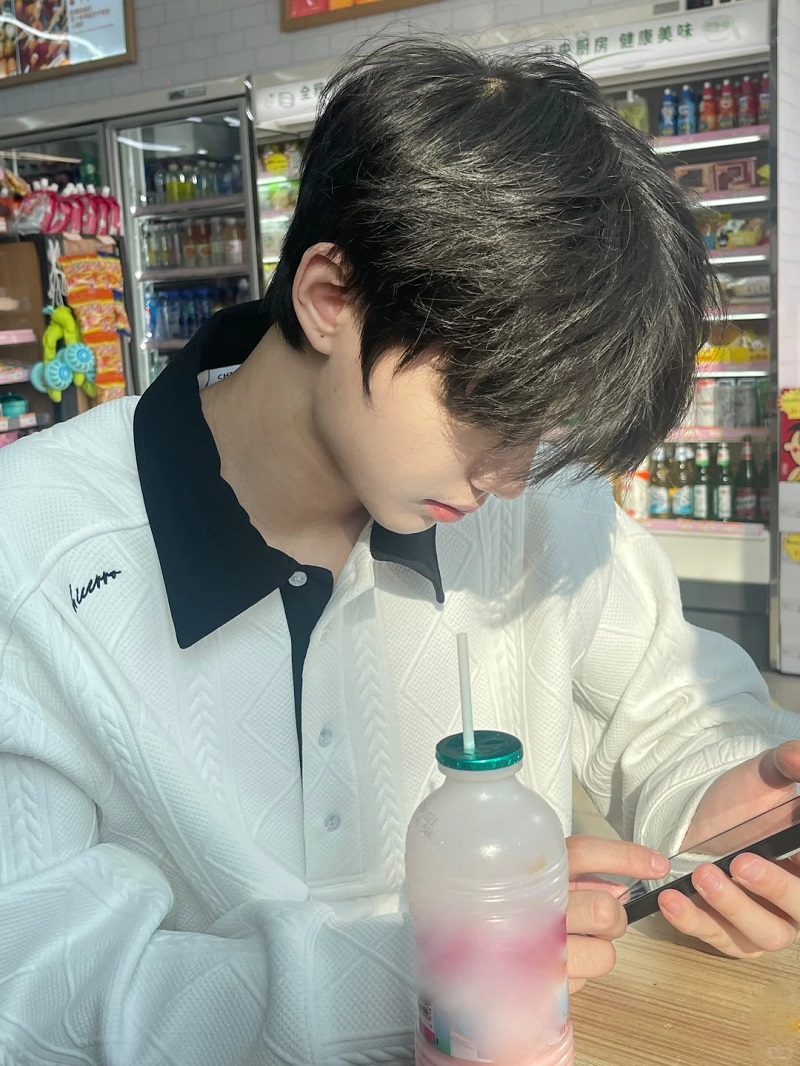 Một khoảnh khắc chill đúng chất trai đẹp Gen Z 🍃