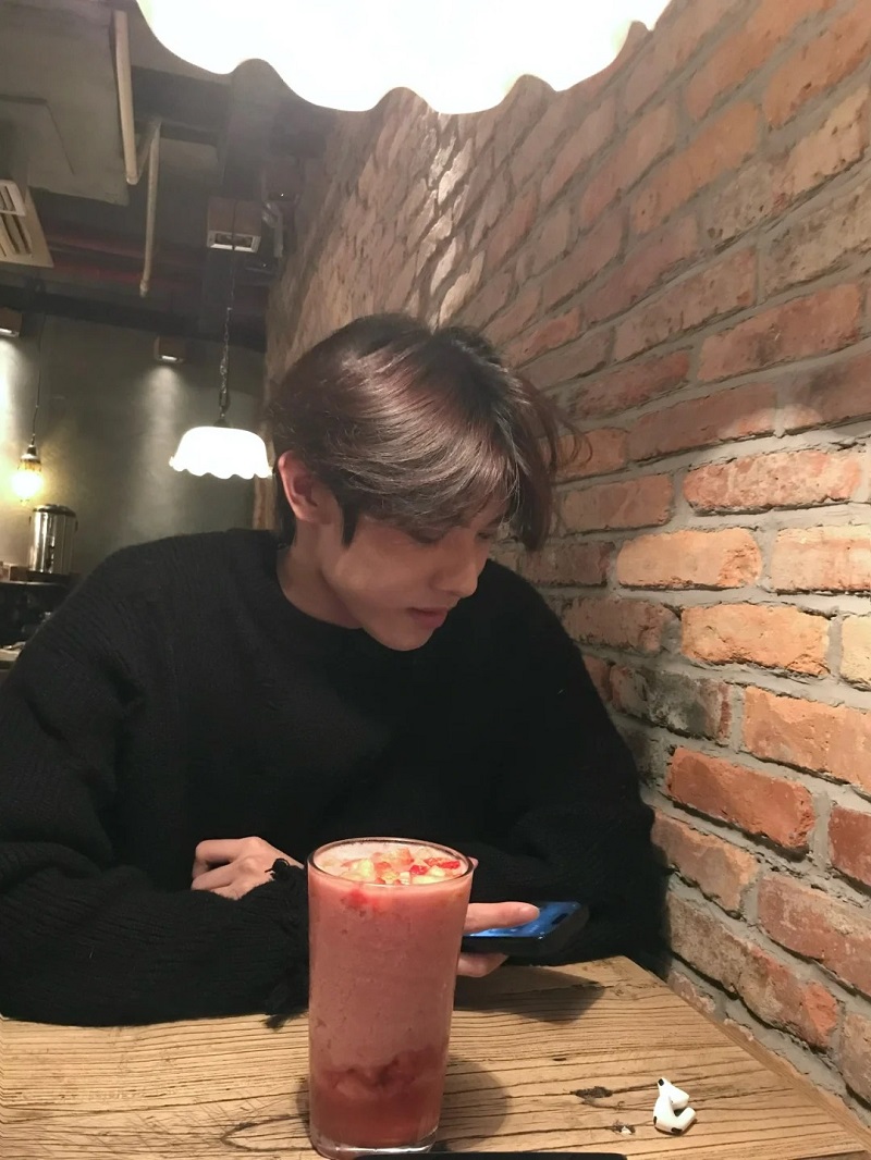 Ảnh trai đẹp 2k7 diện đồ đen trắng, thần thái đỉnh 😎