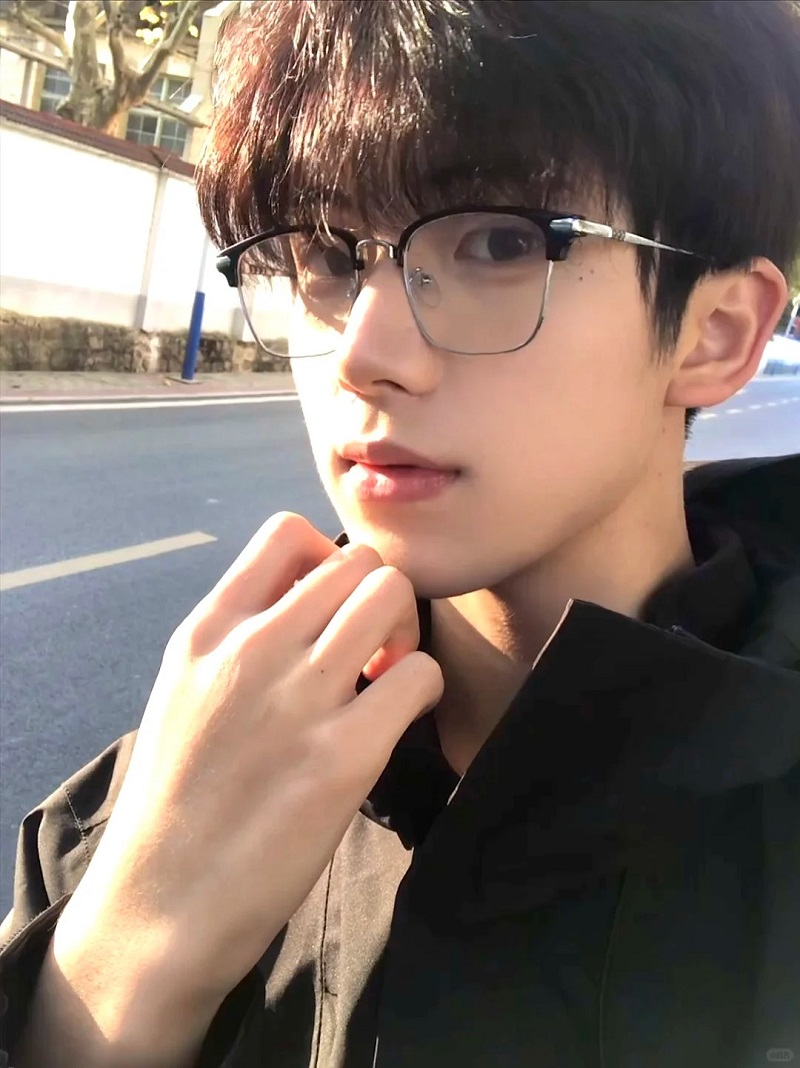 Biểu cảm trầm lắng nhưng toát lên nét cuốn 💭