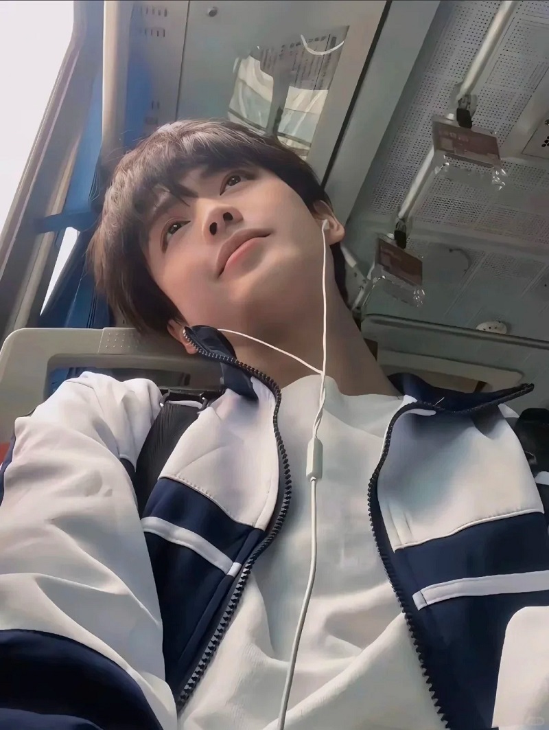 Ánh mắt biết nói, chuẩn vibe ảnh trai đẹp 2k7