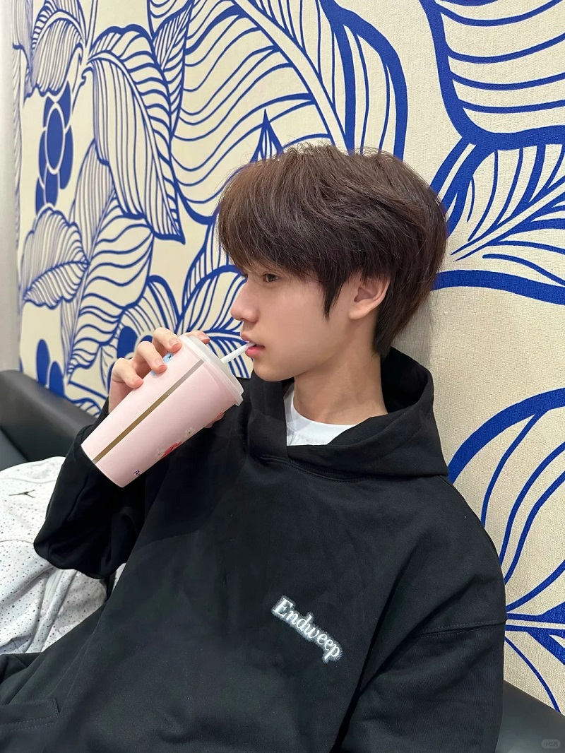 Uống trà sữa thôi cũng đẹp trai quá mức 