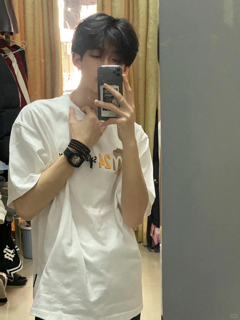 Selfie gương cực chất – visual trai đẹp 2k7 