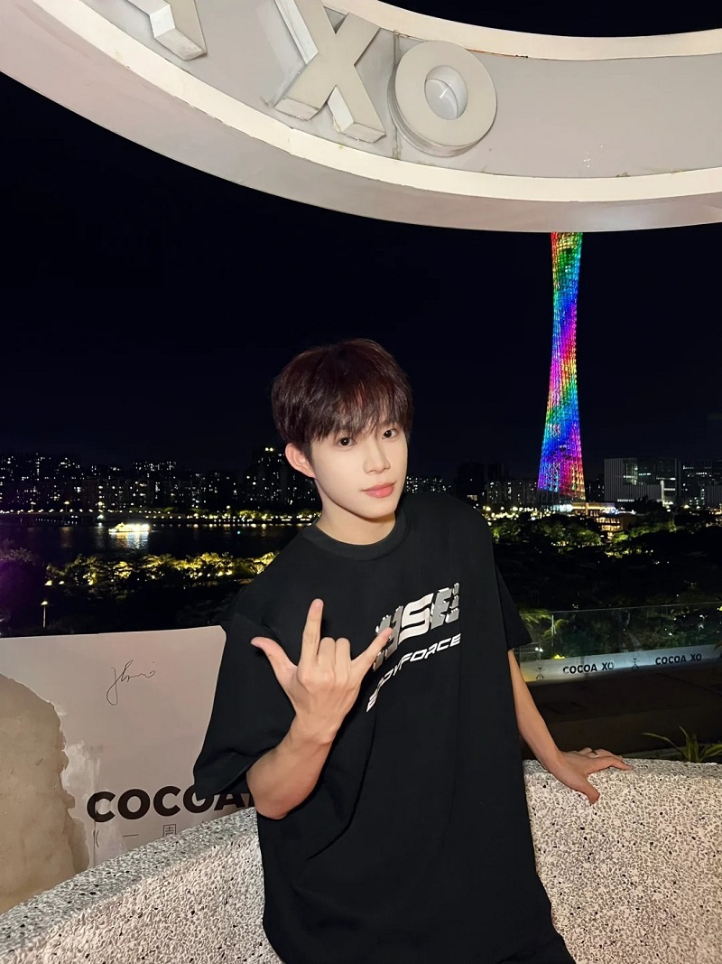 Nụ cười nhẹ trong ánh sáng vàng – quá cuốn 