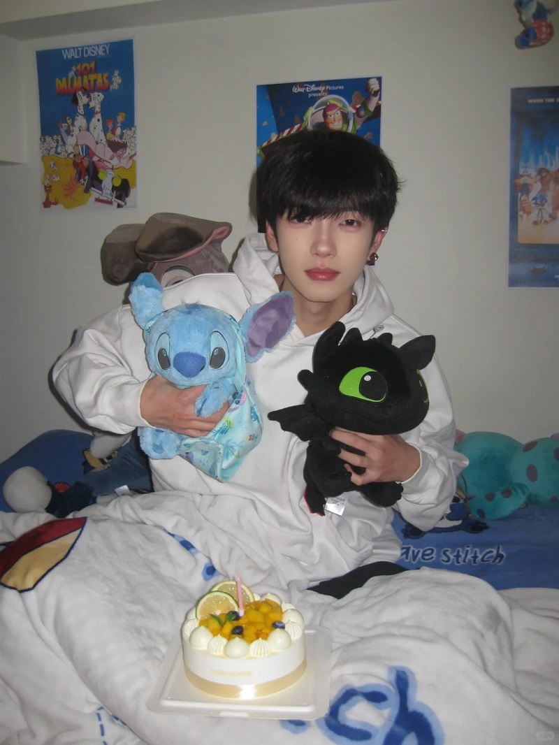 Dáng ngồi tự nhiên, nét đẹp nhẹ nhàng mà thu hút 💫