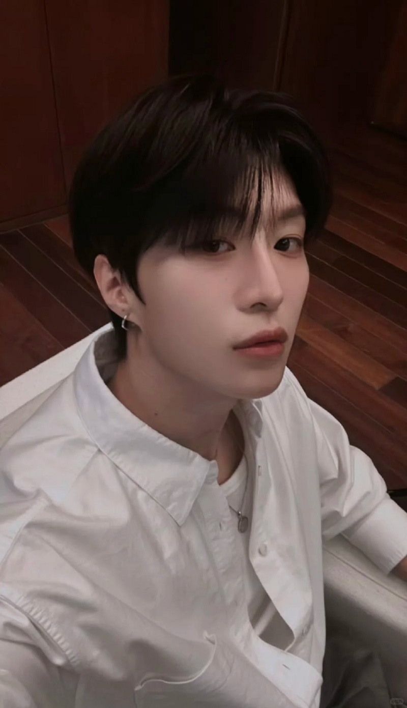 Áo sơ mi trắng, ánh mắt sâu – vibe trai đẹp 2k7 💖