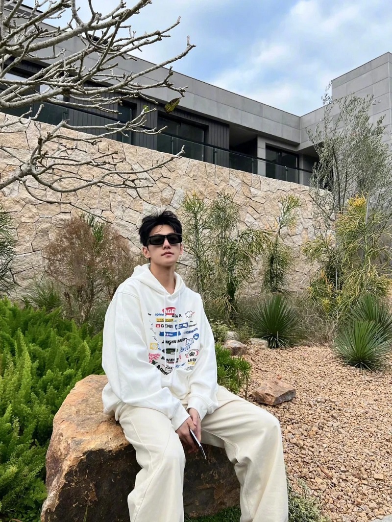 Ngoài trời xanh mát, chàng trai 2k7 nổi bật 🌿