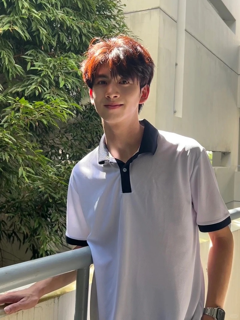 Áo trắng, nụ cười ngọt – bức ảnh trai đẹp 2k7 hoàn hảo 🤍