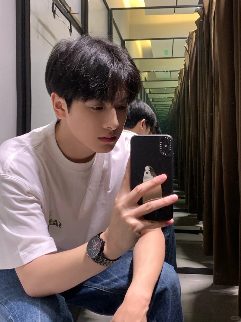 Vẻ thư sinh nhưng đầy cuốn hút, đúng chuẩn Gen Z