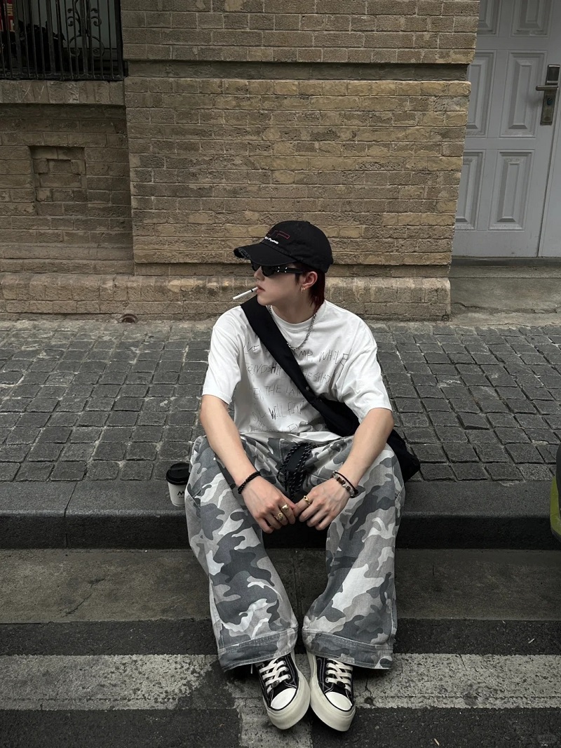 Hot boy Trung Quốc mặc áo đen, ánh mắt sâu hút