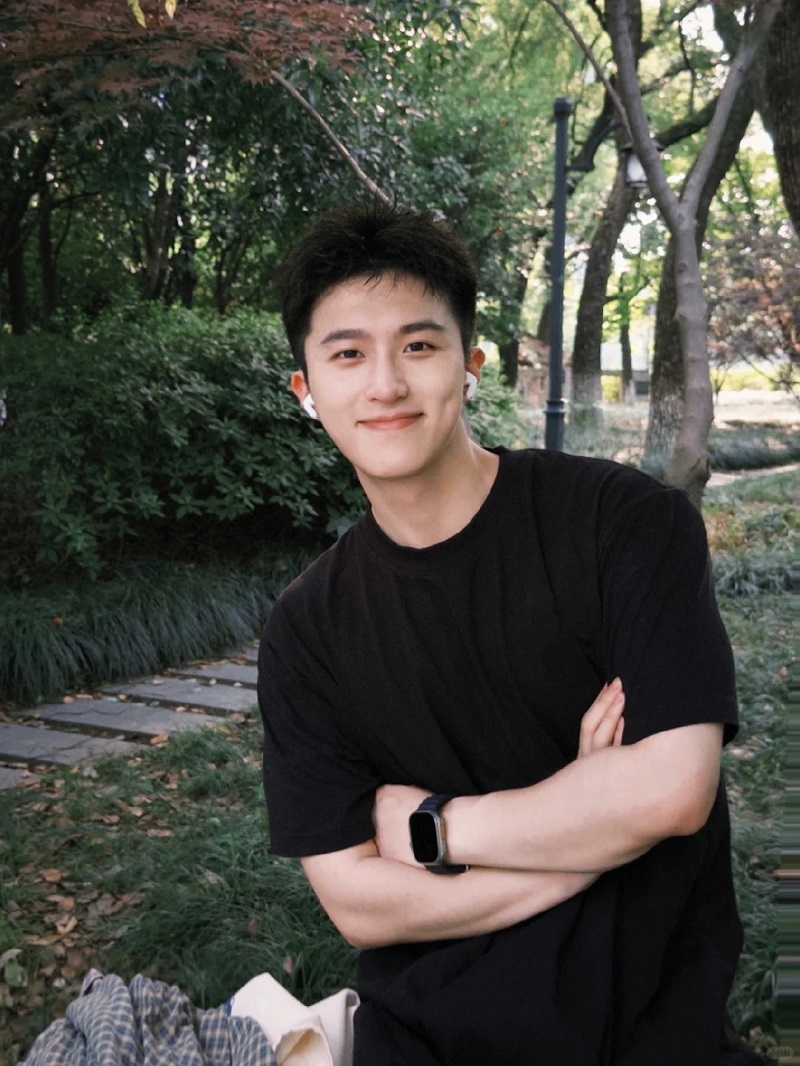 Hình ảnh trai Trung Quốc trong outfit đơn giản mà vẫn cuốn