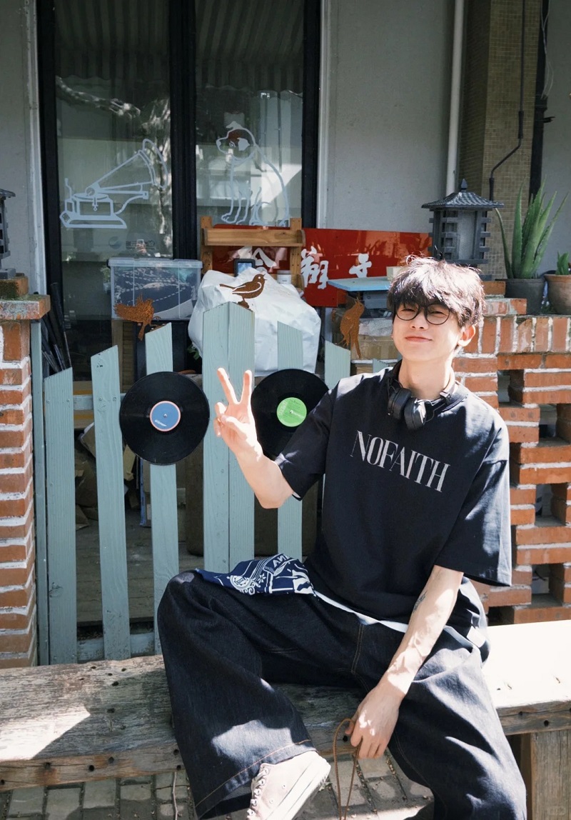 Hot boy Trung Quốc đứng cùng nhóm bạn, thần thái tự tin