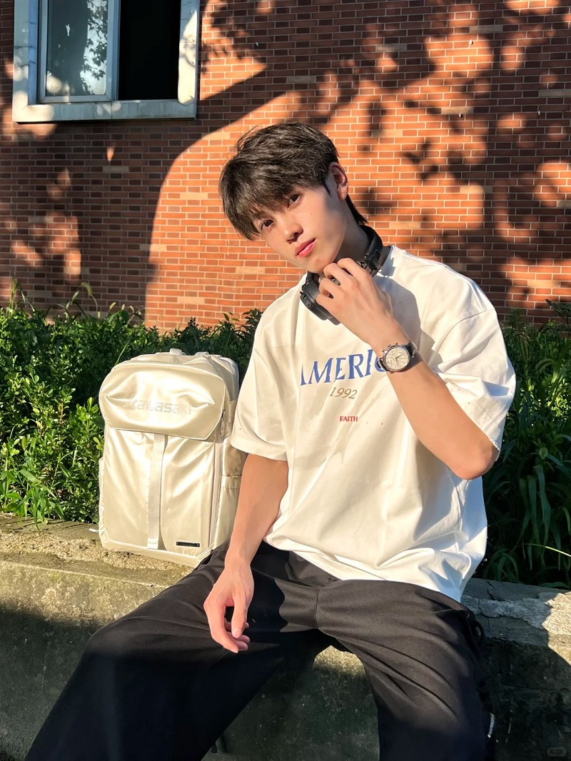 Ảnh trai đẹp Trung Quốc đang ngắm cảnh chiều tà