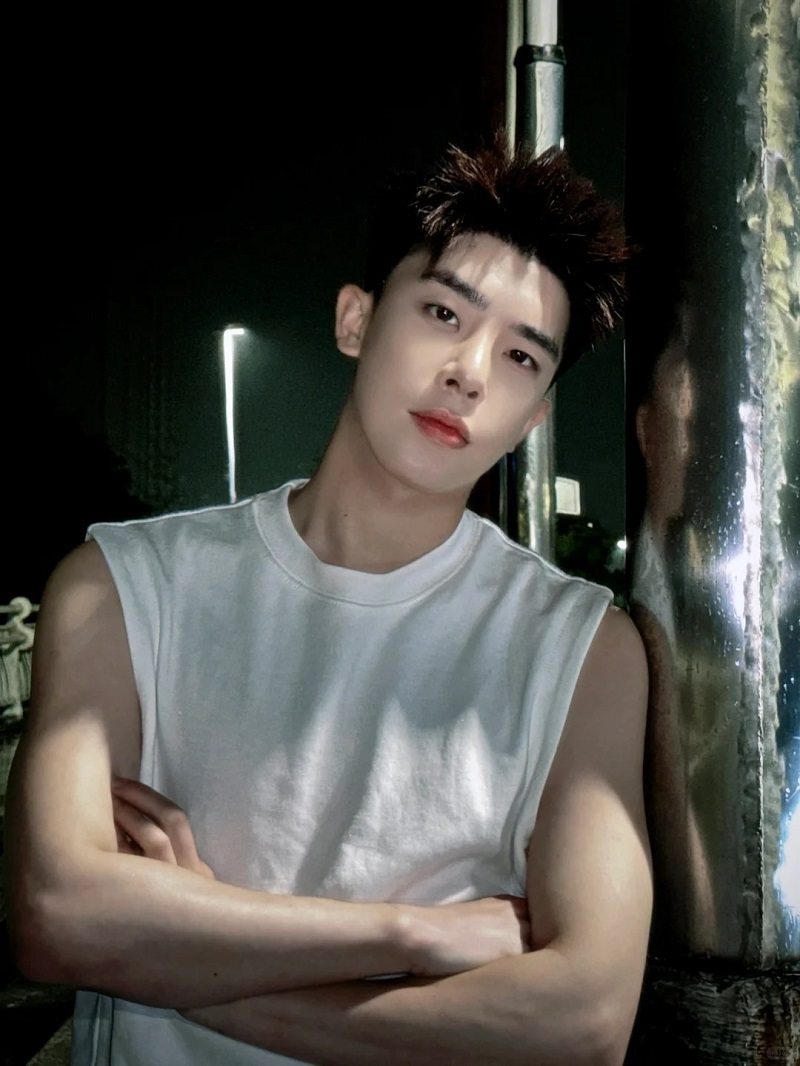 Trai đẹp Trung Quốc khoác áo trắng, phong cách nam tính