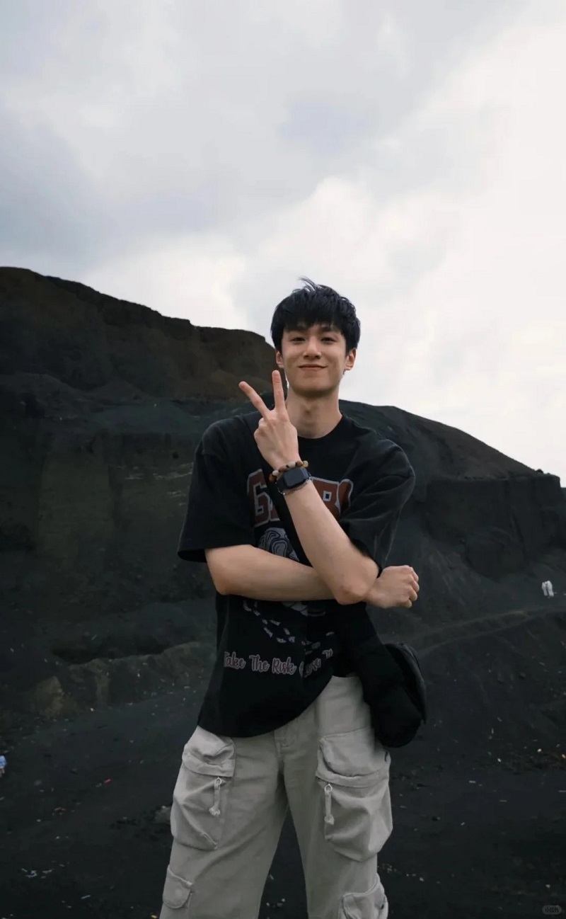 Hot boy Trung Quốc mặc áo đen chụp ảnh ngoài trời