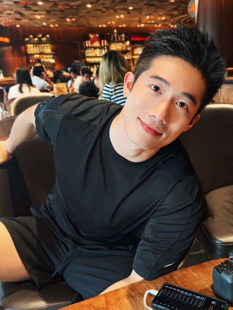 Trai Trung Quốc đẹp trai với mái tóc bồng bềnh