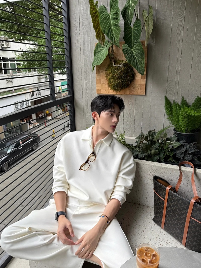 Hot boy Trung Quốc diện áo sơ mi, thần thái điển trai