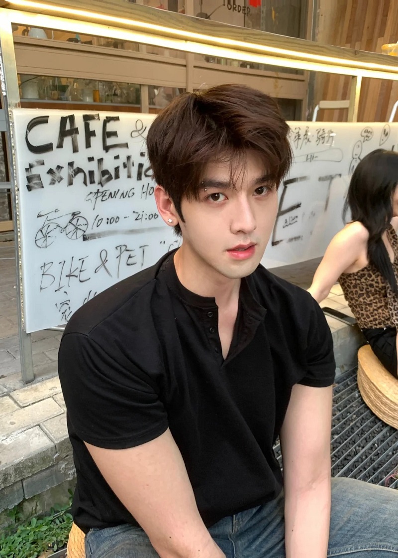 Hot boy Trung Quốc tạo dáng thư sinh, ánh mắt hiền hậu