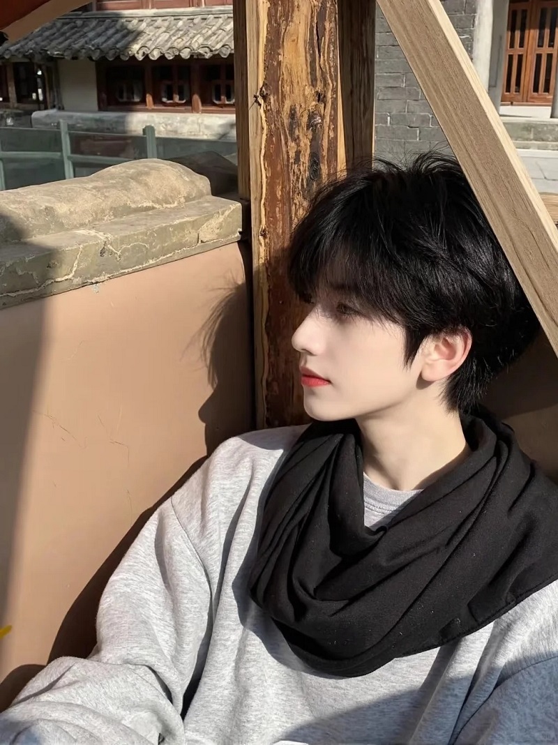 Trai đẹp Trung Quốc ngồi ghế sofa, thần thái lạnh lùng