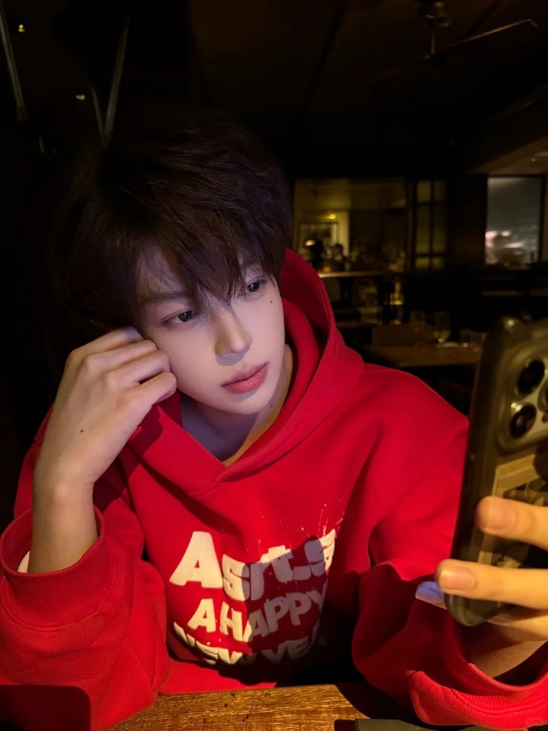 Ảnh trai Trung Quốc cực phẩm, áo đỏ nổi bật