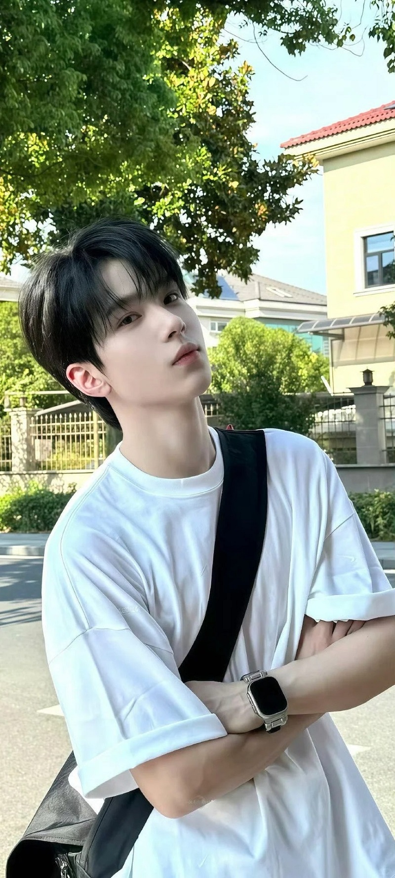 Hot boy Trung Quốc chụp ảnh với phong cách trẻ trung