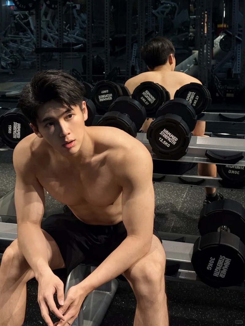 Trai đẹp Trung Quốc để tóc ngắn, gương mặt nam tính