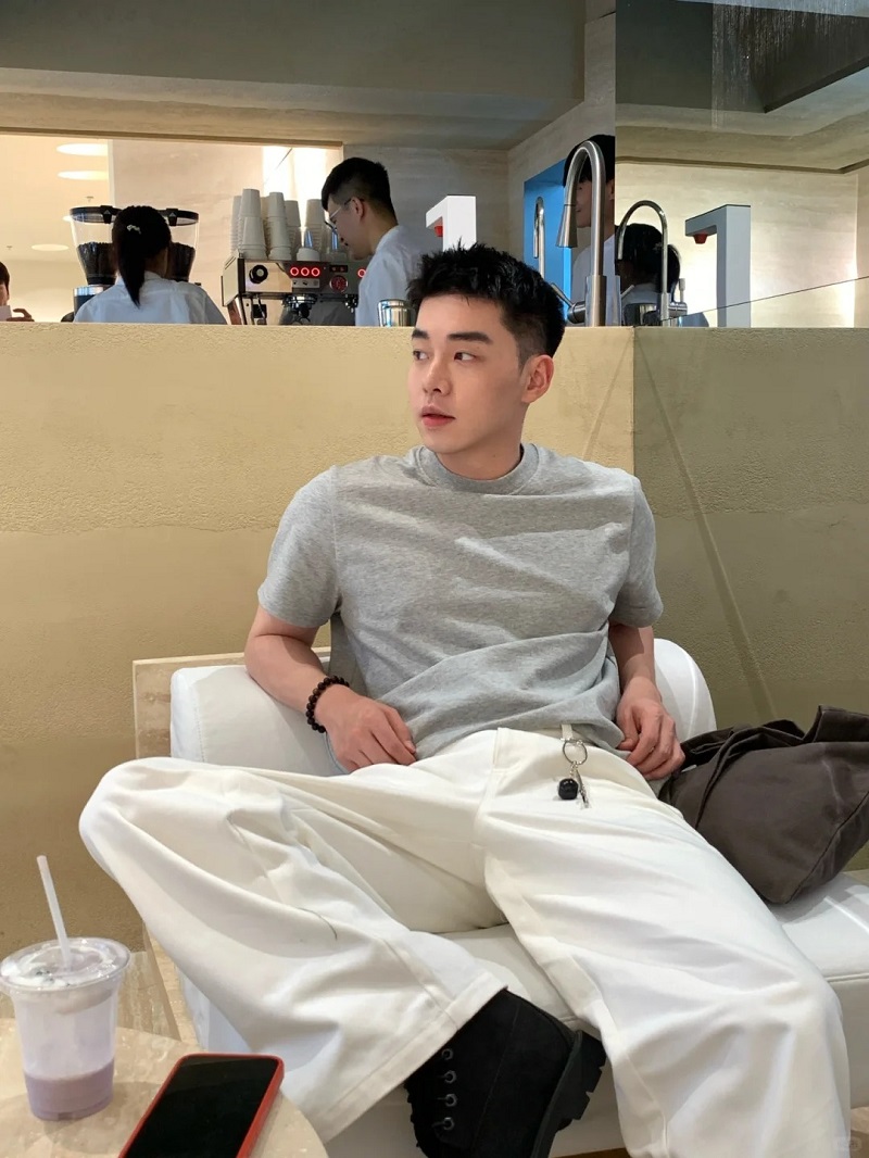 Hình ảnh hot boy Trung Quốc mặc áo xám cực cuốn