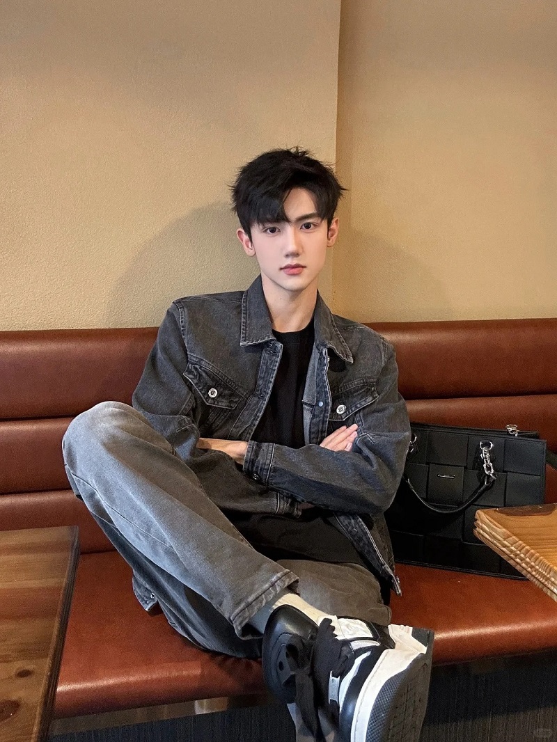 Trai Trung Quốc đẹp trai trong bộ đồ lịch sự