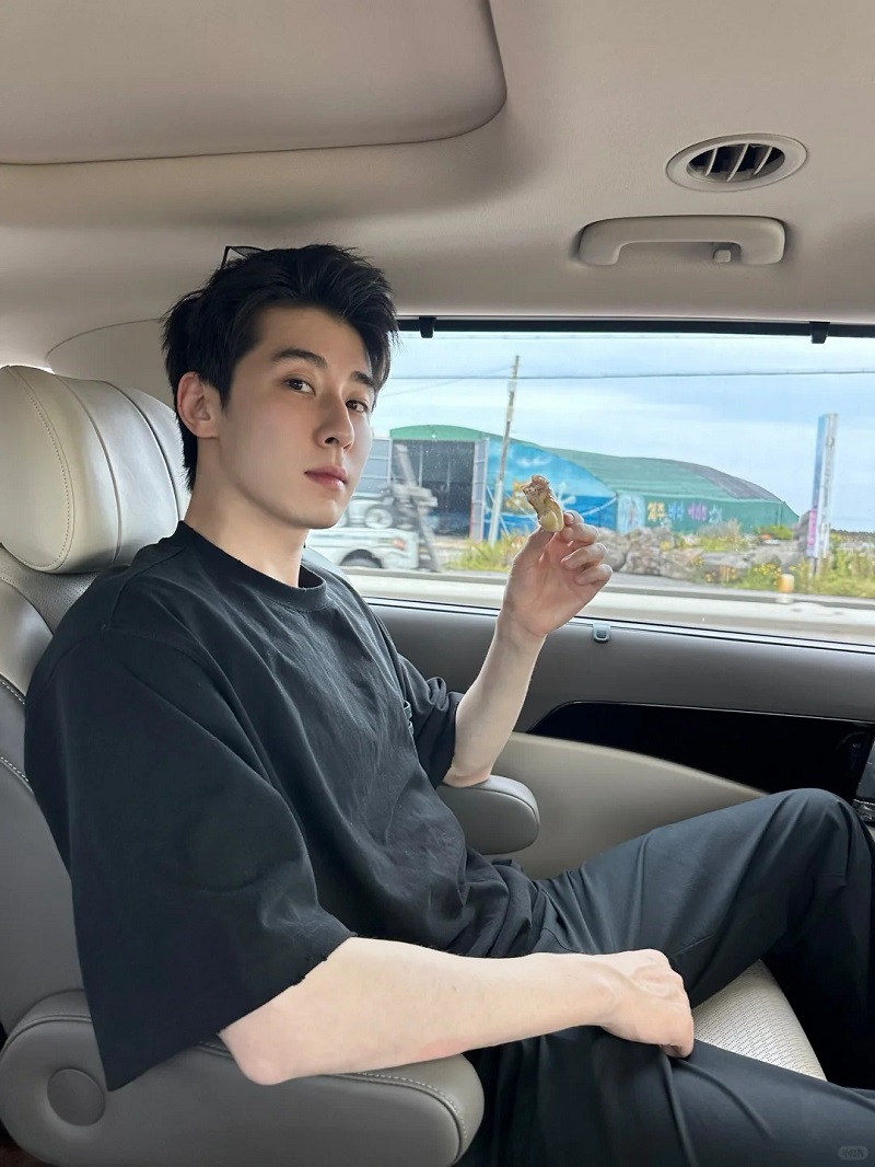 Hình ảnh trai đẹp Trung Quốc ngồi trong xe sang trọng