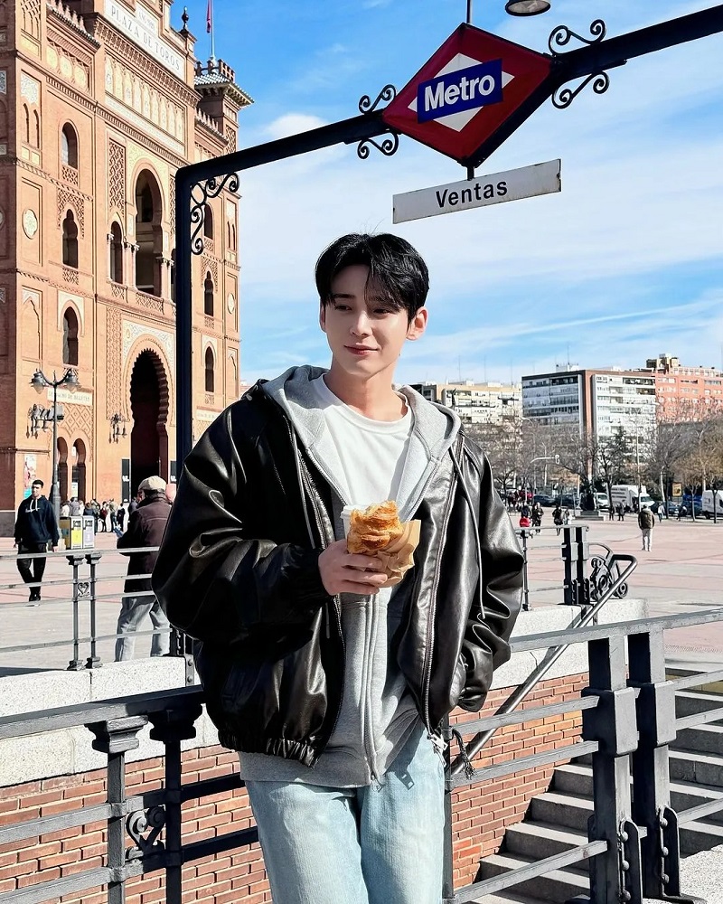 Trai đẹp Trung Quốc tạo dáng giữa phố, gương mặt cuốn hút