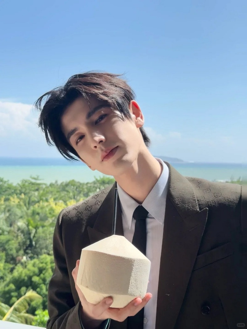 Trai đẹp Trung Quốc mỉm cười, visual baby nhưng cuốn hút