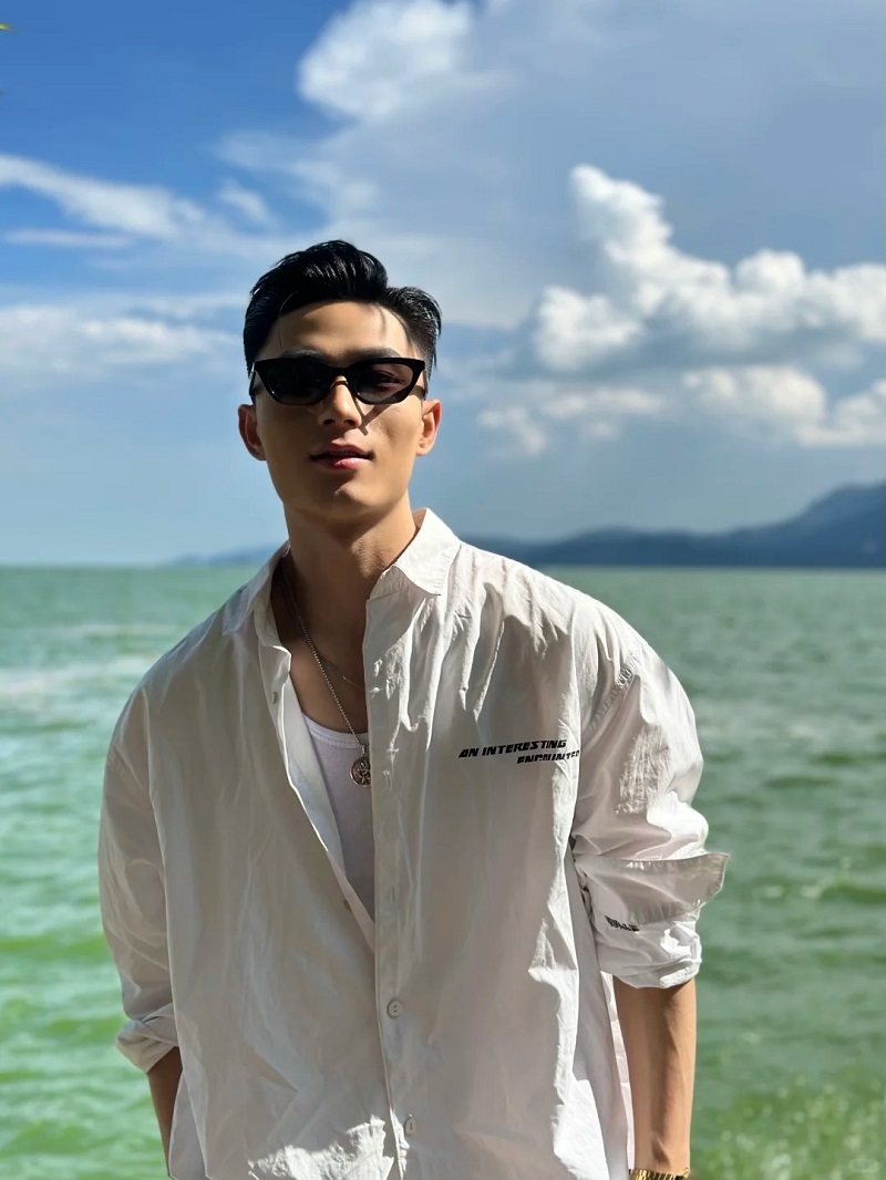 Hình ảnh trai đẹp Trung Quốc diện sơ mi trắng, thần thái đỉnh