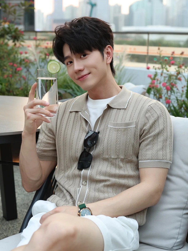 Trai Trung Quốc mặc polo xám, gương mặt thư sinh