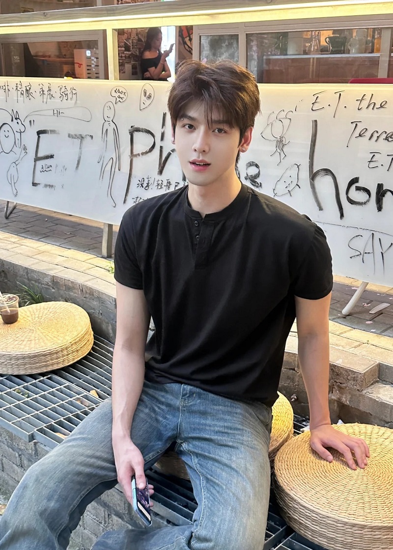 Hình ảnh trai đẹp Trung Quốc tạo dáng bên ly cà phê