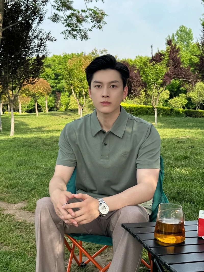 Trai Trung Quốc đẹp trai giữa khung cảnh đồng xanh