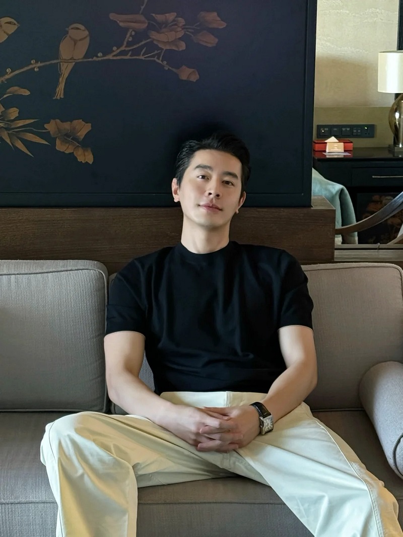 Trai đẹp Trung Quốc nở nụ cười tự nhiên, ánh mắt sáng