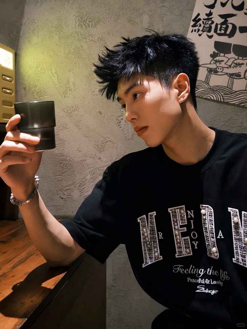 Hình ảnh trai đẹp Trung Quốc diện đồ năng động cực ngầu