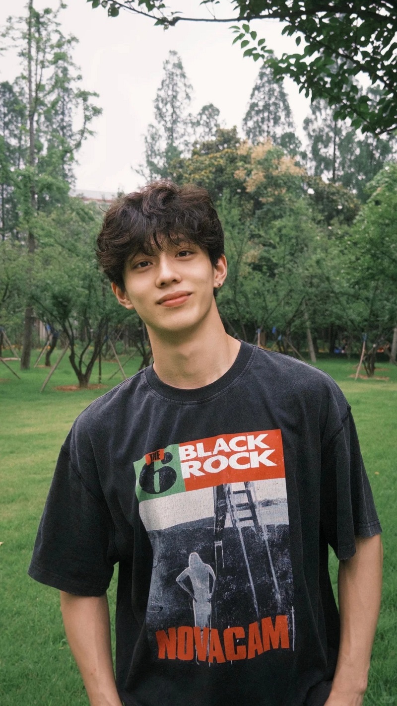 Trai Trung Quốc đẹp trai với nụ cười tỏa nắng