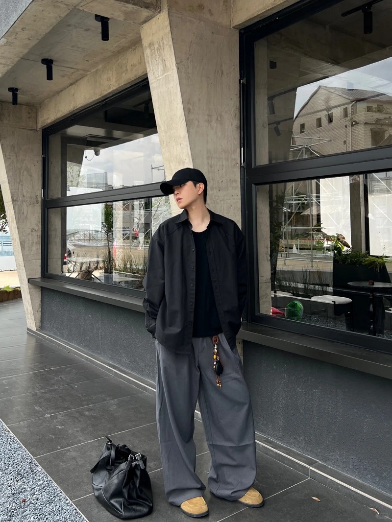 Ảnh trai đẹp Trung Quốc tạo dáng trong con hẻm nhỏ