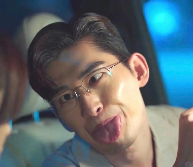 Ảnh trai xấu selfie trong phòng với nụ cười thân thiện.