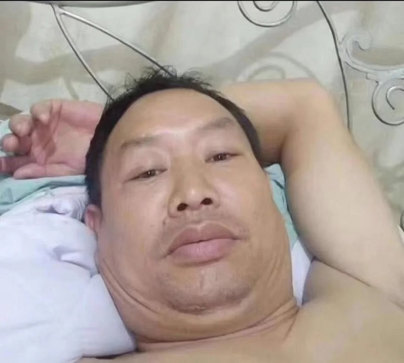 Ảnh trai xấu nằm giường với khuôn mặt mệt mỏi hài hước.