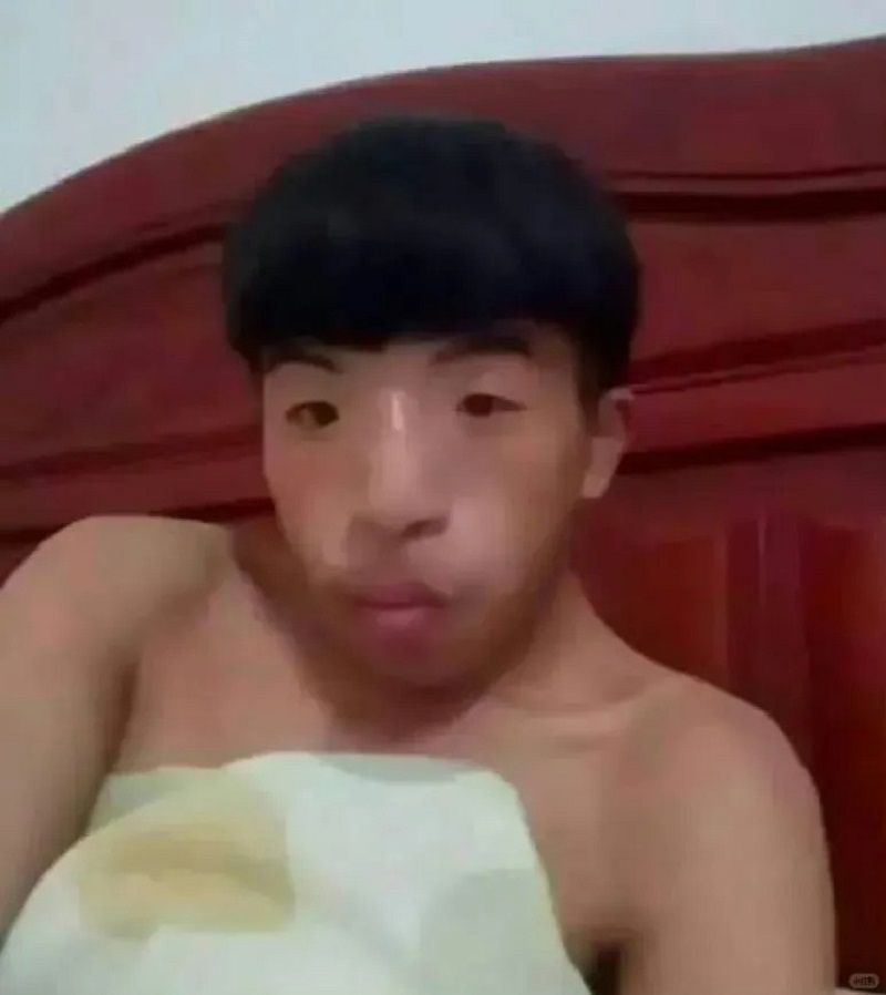 trai xấu đang ăn, biểu cảm tự nhiên chân thật